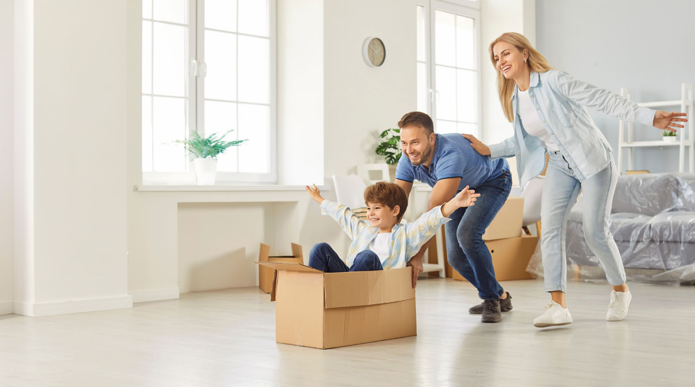 Une famille jouant dans leur nouvelle maison.